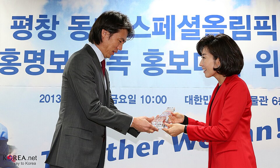 Hong Myung Bo is named an honorary ambassador for The Special Olympics World Winter Games PyeongChang 2013
Hong Myung Bo(Left) and Chairwoman of The Special Olympics World Winter Games Organizing Committee PyeongChang 2013 Na Kyung Won
National Museum of Korean Contemporary History, Gwanghwamun, Seo