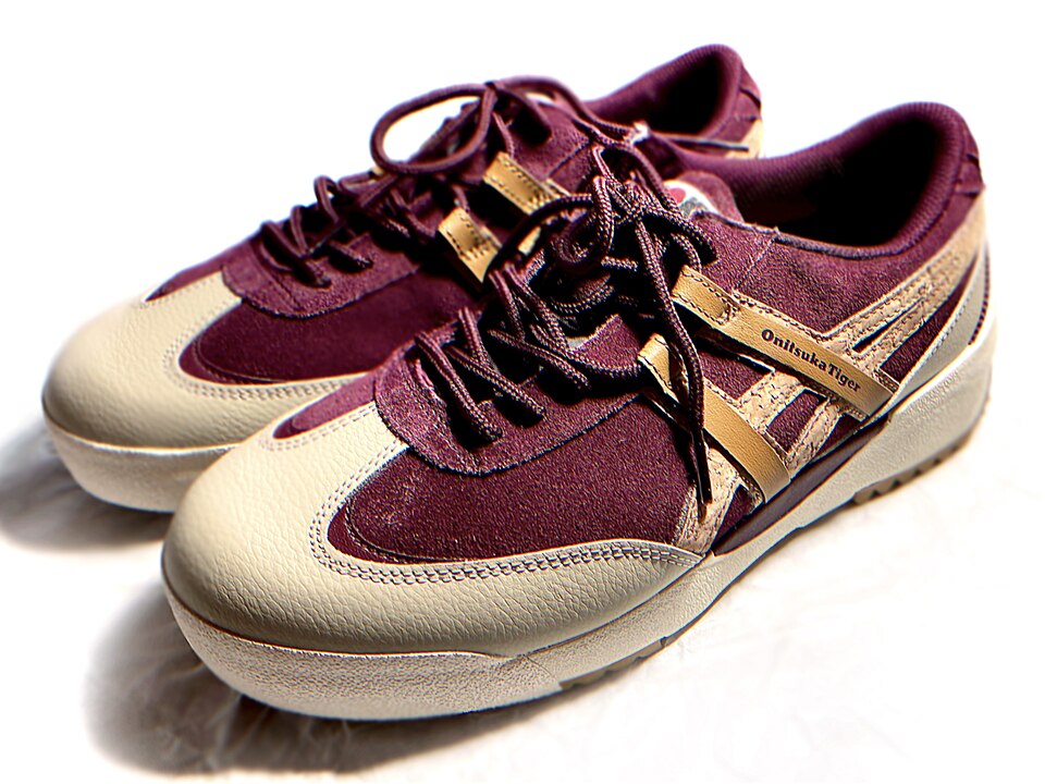 オニツカタイガー（Onitsuka Tiger）のシューズ。（個人蔵、https://www.onitsukatiger.com/gb/en-gb/delegation-ex/p/1183A829-500.html?）と同モデル。