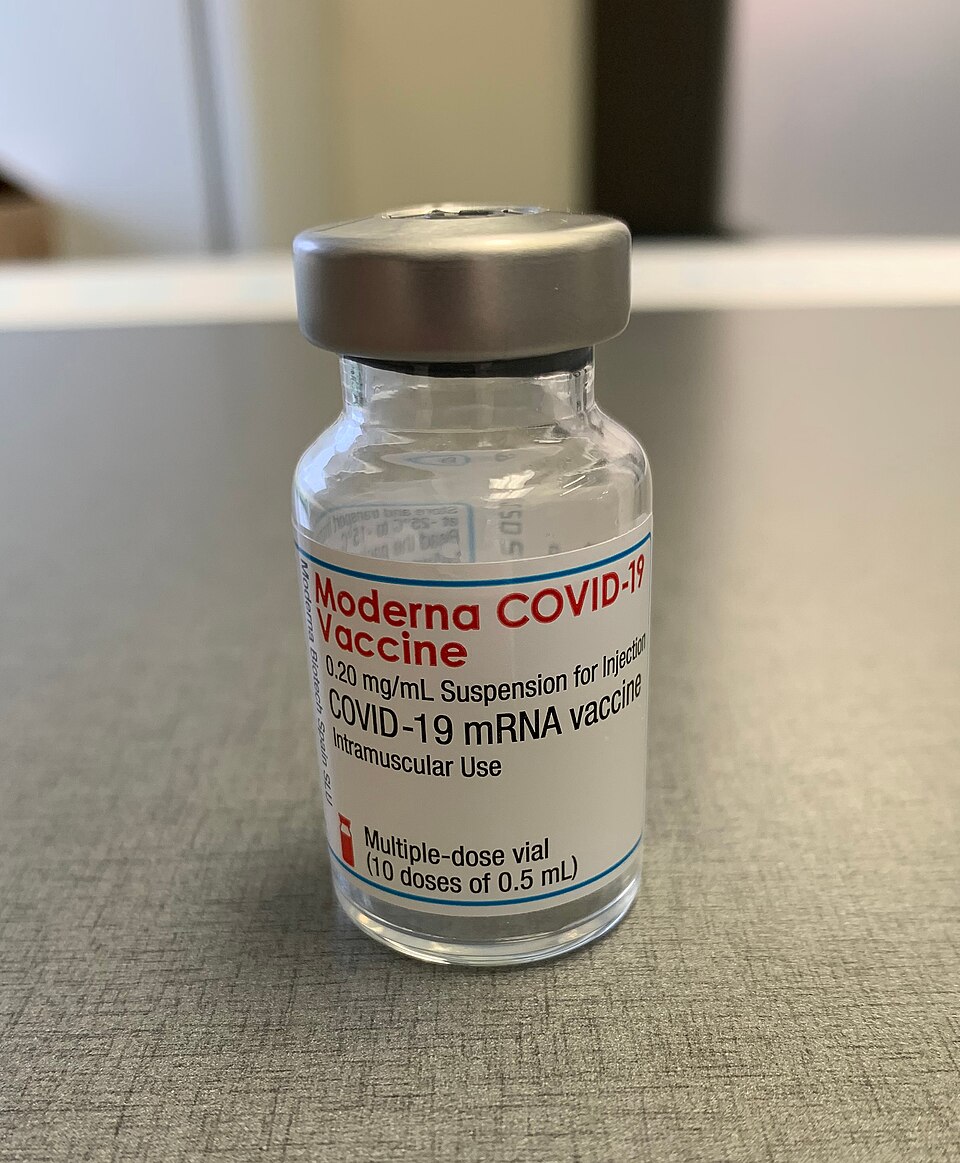 Fioles de vaccin Moderna, contenant 10 doses, reçu au Québec pour être administré dans une pharmacie.