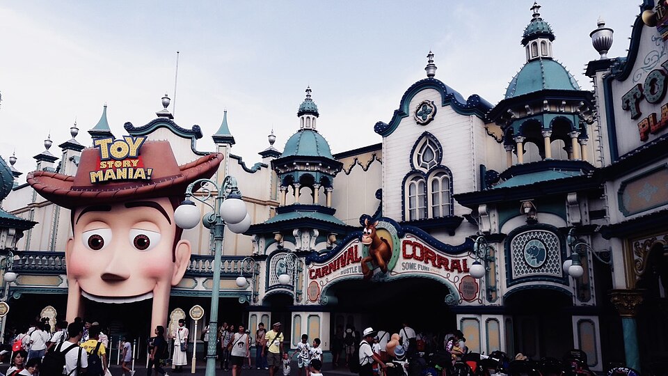 It is a Toy Story ride in Tokyo Disney Sea. Woody's big mouth turns into a toy! Enjoy a shooting game in the toy world under Andy's bed! It takes about seven minutes. It can accommodate 12 people, and it's an indoor ride, so you can feel safe on a rainy day.