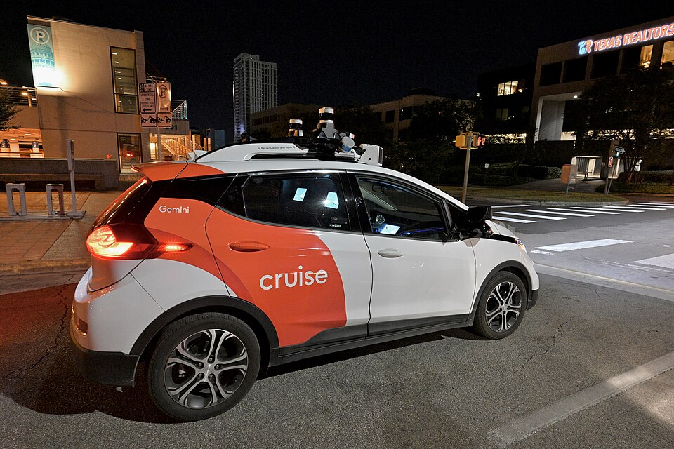 Kind of scary but here is the future. This is an autonomous vehicle driving the streets of Downtown Austin, Texas. Nobody is inside this vehicle and its crazy to watch it moving through traffic. Cruise is a project and product of GM.
A car pulled over and came to a stop in front of it. The droid car