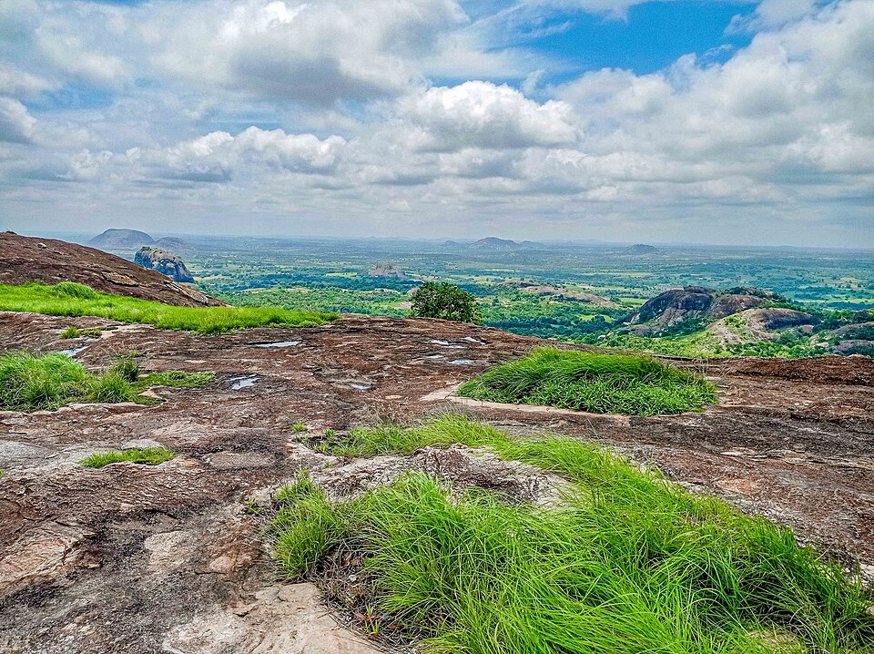 Ado hill, Ado awaye