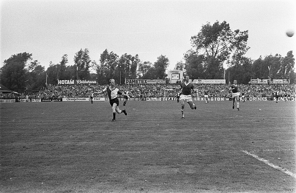 Collectie / Archief : Fotocollectie Anefo
Reportage / Serie : [ onbekend ]
Beschrijving : ADO tegen Feijenoord 0-2.
Datum : 21 september 1969
Trefwoorden : sport, voetbal
Persoonsnaam : 
Instellingsnaam : Feyenoord
Fotograaf : Mieremet, Rob / Anefo
Auteursrechthebbende : Nationaal Archief 
Materiaal