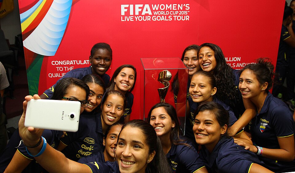 Guayaqui, domingo 22 de marzo del 2015 (ANDES).-El trofeo oficial de la Copa Mundial Femenina de la FIFA 'Canadá 2015' fue presentado en Ecuador como parte de la gira 'Live Your Goals Tour', en la gráfica, jugadoras de la selección de Ecuador se hacen en un selfie con la copa del mundo.

Foto:César