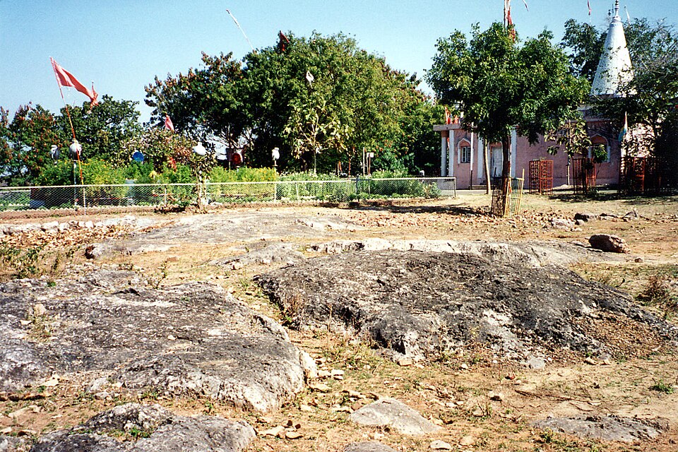 Site of dinosaur eggshell fragments in the Upper Cretaceous Lameta Formation, Pat Baba Mandir (Temple), near Jabalpur, India.