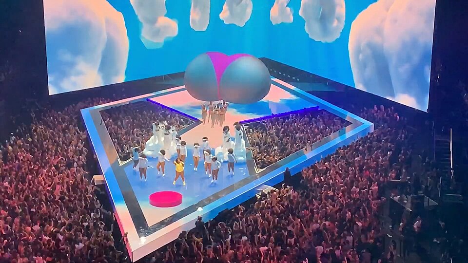 Lizzo cantando durante los premios MTV Video Music Awards 2019, realizados el 26 de agosto de 2019 en el Prudential Center de Newark, Nueva Jersey.