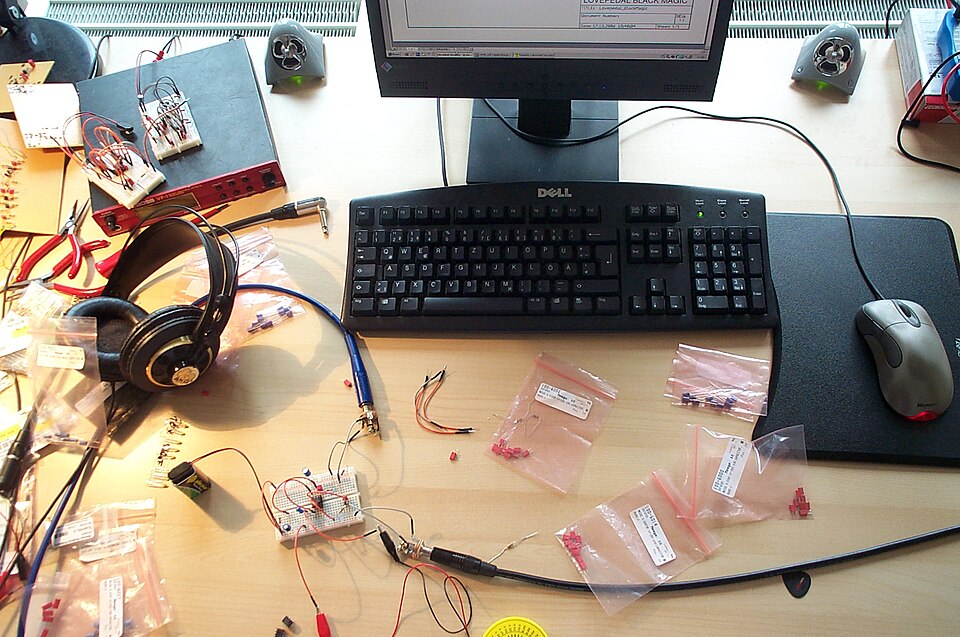 Building a JRC386/LM386-based distortion.
Flickr Tags: desk schreibtisch chaos mull mullhaufen kondensator wima capacitors kondensatoren widerstand widerstande resistors decades dekade kopfhorer headphone akg 240 boss vf-1 lovepedal black magic black magic jrc386d jrc 386 lm386 national dell microso
