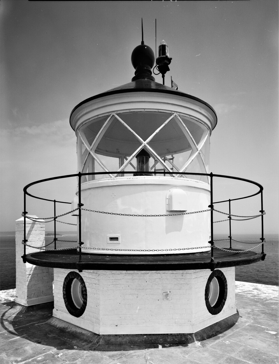 Lantern and watchroom, looking north - New London Ledge Lighthouse, Long Island Sound, East of main harbor channel, New London, New London County, CT HAER CONN,6-NEWLO,16-11