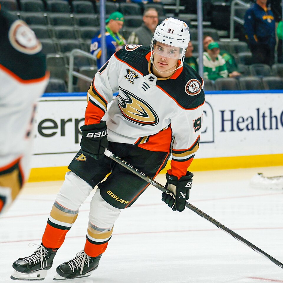 Leo Carlsson con la maglia degli Anaheim Ducks durante un riscaldamento pre-partita nella stagione 2023-24.