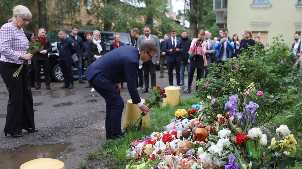 Delegation from Finland visits place of Russian missile strike on Kyiv in the night on 24 April 2025. An apartment building was destroyed and a number of other buildings were damaged. 13 people died in the city and approximately 90 were injured (1, 2).