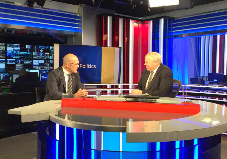 El periodista Adam Boulton ha entrevistat el conseller d’Afers Exteriors, Relacions Institucionals i Transparència, Raül Romeva al programa All Out Politics de la televisió britànica Sky News