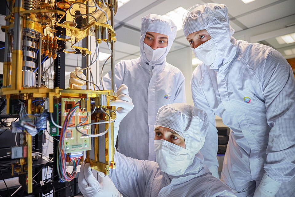 The FMN Laboratory team is assembling the cryogenic part of the quantum computer, which provides cooling of superconducting processors to almost absolute zero (-273.1°C). The chips of such processors are based on superconducting qubits and coplanar resonators operating at microwave frequencies. The