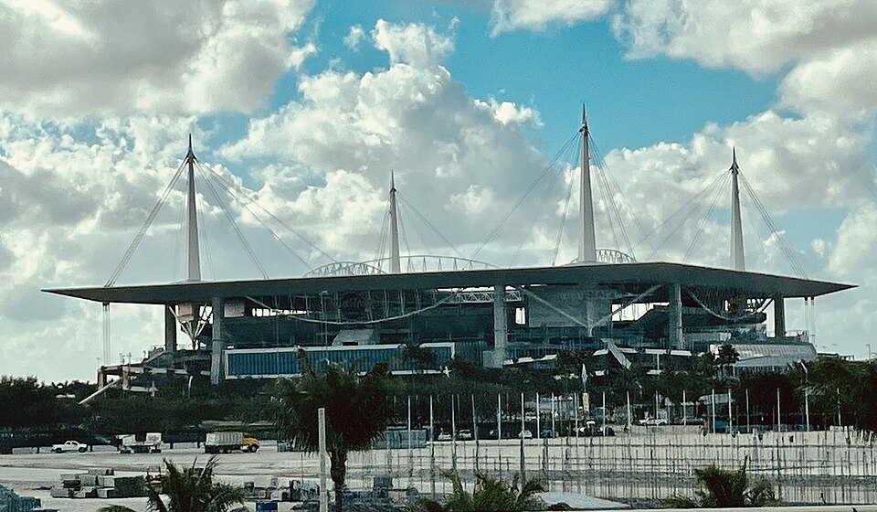 Hard Rock Stadium depuis l'autoroute en février 2022.