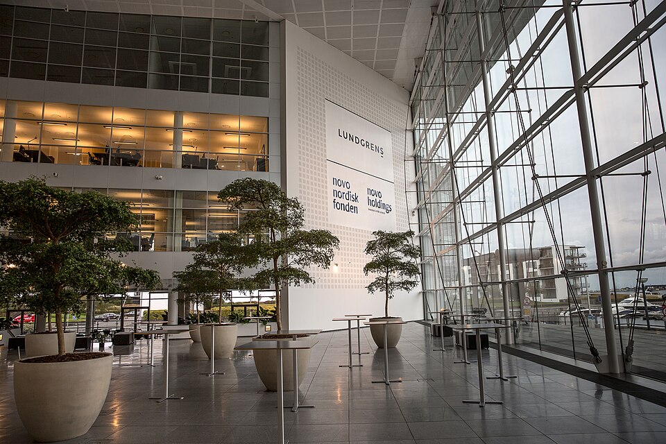 Novo Nordisk Fonden och Novo Holdings kontor vid Turborg Havnevej i Hellerup utanför Köpenhamn.
Photo: News Øresund - Johan Wessman
© News Øresund - Johan Wessman (CC BY 3.0)
Detta verk av News Øresund är licensierat under en Creative Commons Erkännande 3.0 Unported-licens (CC BY 3.0). Bilden får fr