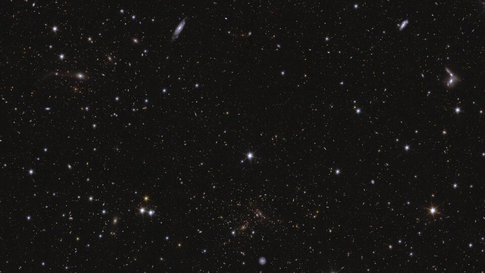 This image shows an area of Euclid’s Deep Field South. The area is zoomed in 16 times compared to the large mosaic. Many galaxies are visible in this field, all with different shapes and colours because they have different ages and distances.