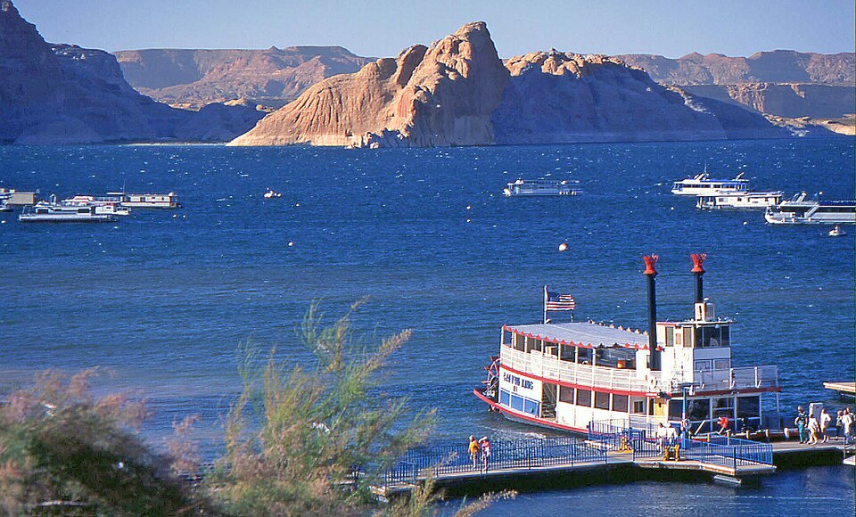 Lake Powel in Arizona, USA. Die aufgestauten Wasser von Colorado River und San Juan River bilden den Stausee Lake Powel (Küstenlinie ca. 3.150 Kilometer, zweitgrößter Stausee der USA).