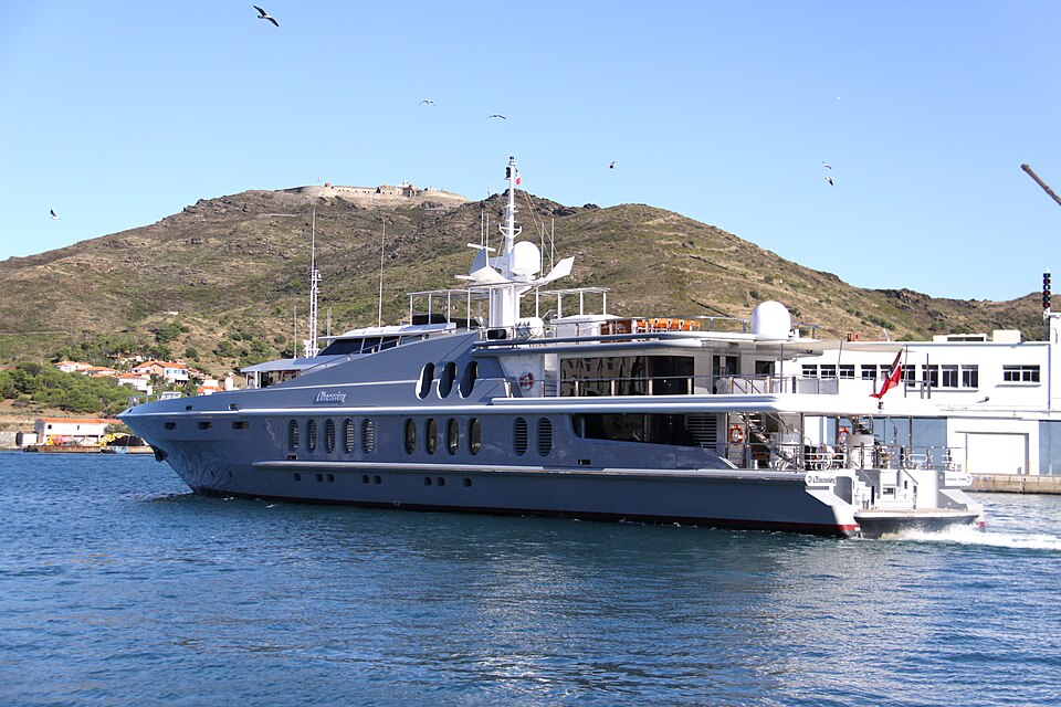 Le yacht de luxe MY "Obsession" sortant du port de Port-Vendres après y avoir effectué une escale.
L’ « Obsession » est un yacht de luxe (ou super yacht) à trois ponts construit en 1991 par Oceanfast et qui appartient à la société Moran Yacht &amp; Ship spécialisée dans l’ achat , la location et la
