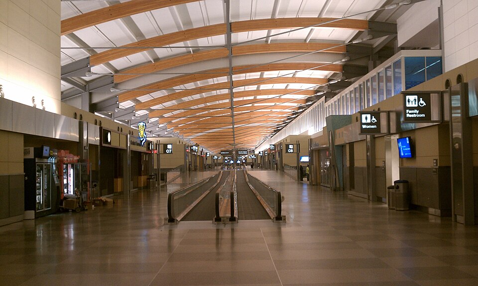 The interior of the terminal at the Raleigh–Durham International Airport.