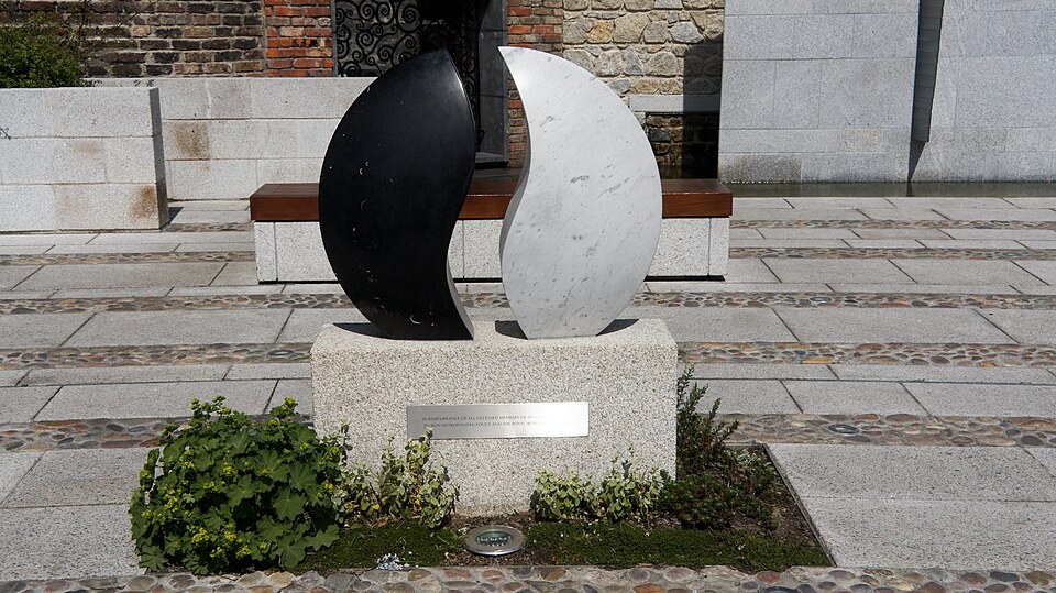Dubhlinn Gardens In Dublin Castle - Unknown To Many.
Few Dubliners are aware that a former yard behind the castle – the site of the Black Pool or Dubh Linn from which the city gets its name has been turned into a garden with the new Chester Beatty Library of Oriental Art to one site and the converte