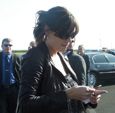 Katie HolmesKatie Holmes signing autographs