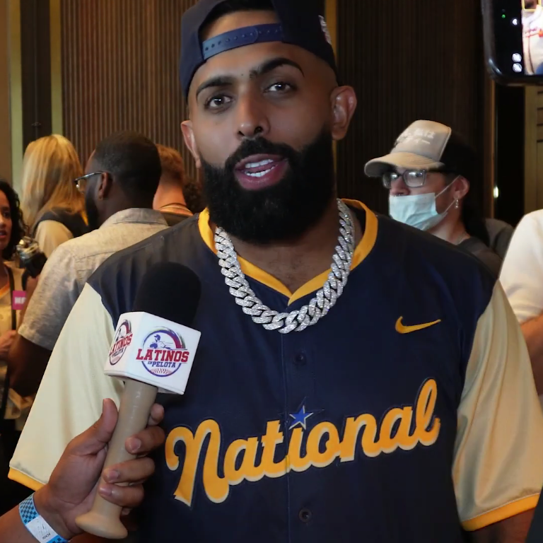 Entrevista con Eladio Carrion antes del juego de Softball de las Celebridades.