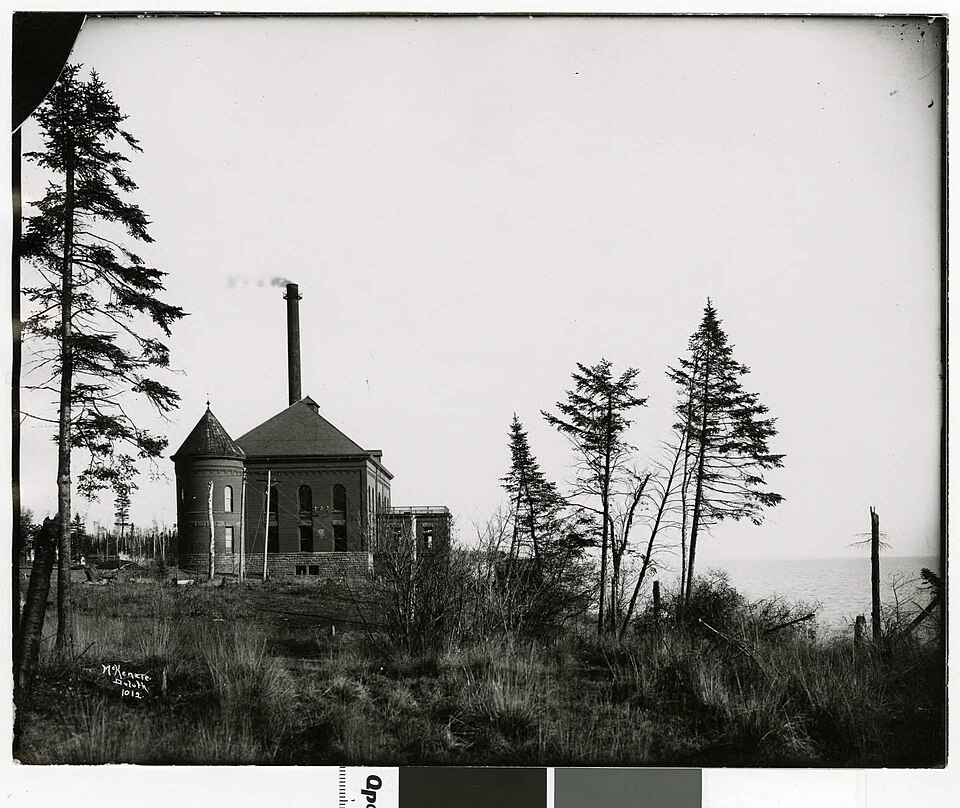 The Lakewood Pumphouse water treatment building, built 1896, pictured in Duluth, Minnesota, in 1915 (8130 Congdon Boulevard), photographed by Hugh McKenzie (1879-1957)