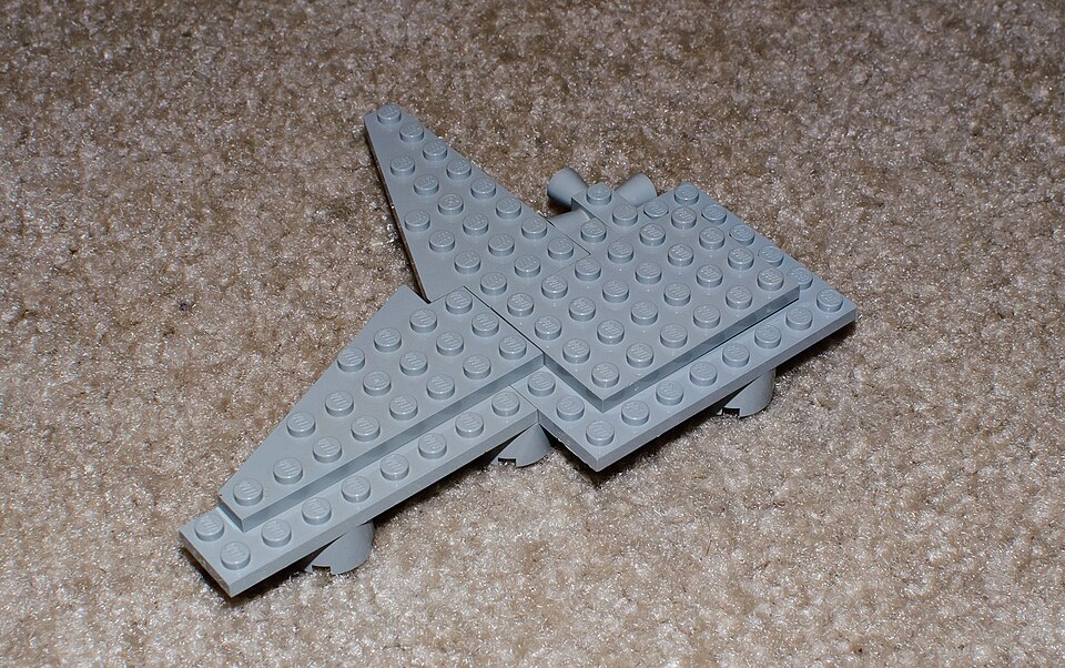 Set 6861 is a fighter-type spacecraft, introduced in 1980, consisting of 55 pieces. I received this from an eBay auction in July 2012, in practically new condition with virtually no play wear; it appears to have been in a grownup's display collection.

The chassis under construction. Four 2x2 cylind