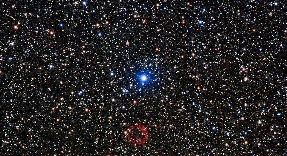The bright star in the centre of this image is not the star of this show. At the bottom centre is a rather unremarkable smudge of red which is in fact a rare and valuable object.
First discovered by amateur Japanese astronomer, Yukio Sakurai, in 1996, and noted as a nova-like object, Sakurai’s disco