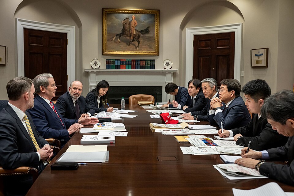 現地時間４月１６日午後５時半（日本時間１７日午前６時半）から約７５分間、米国・ワシントンＤ．Ｃ．を訪問中の赤澤亮正経済再生担当大臣は、スコット・ベッセント米国財務長官（The Honorable Scott Bessent, Secretary of the Treasury of the United States of America）、ハワード・ラトニック米商務長官（The Honorable Howard Lutnick, Secretary of Commerce of the United States of America）及びジェイミソン・グリア米国通商代表（The Honor