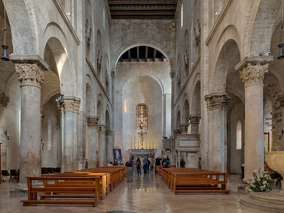 Bitonto (Apulia, Italy) - Co-cathedral of Saint Valentine - The nave