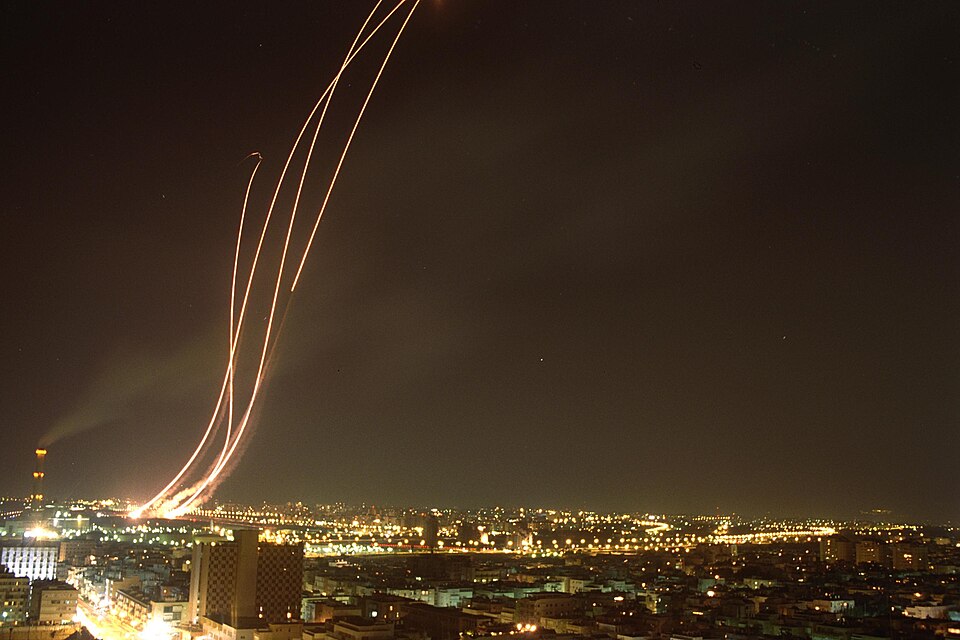 Patriot missiles being launched to intercept an Iraqi Scud missile over the city of Tel Aviv. 
מלחמת המפרץ. בצילום, שיגור טילי פטריוט במטרה ליירט טילי סקאד, ששוגרו מעיראק, מעל שמי תל אביב.

Photo: ALPERT NATHAN, GPO.12/02/1991