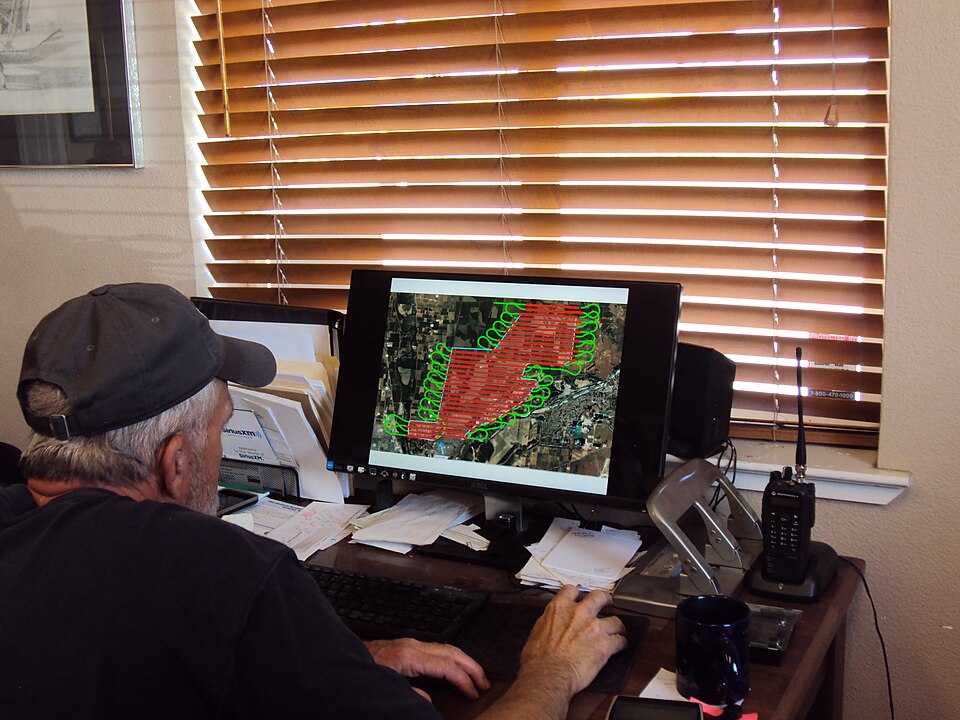 Tad Dickerson (Bob’s Flying Serivce) with AgNav system, showing spray lines (red) and turns (green). Aerial Pesticide Application Training (APAT). Davis, California.
Forest Health Assessment and Applied Sciences Team (FHAAST) and staff from Forest Health Protection held a three-day Aerial Pesticide