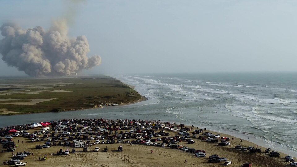 A video of Starship launching during its first integrated flight test. The description reads: "Capture on a DJI mini 2 at 32 meter height in Boca del Rio  Matamoros".