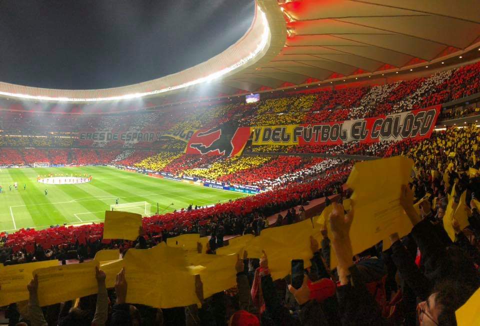 Il mosaico esposto dalla curva dell'Atlético Madrid, al Wanda Metropolitano, in occasione della partita di campionato contro il Barcellona.