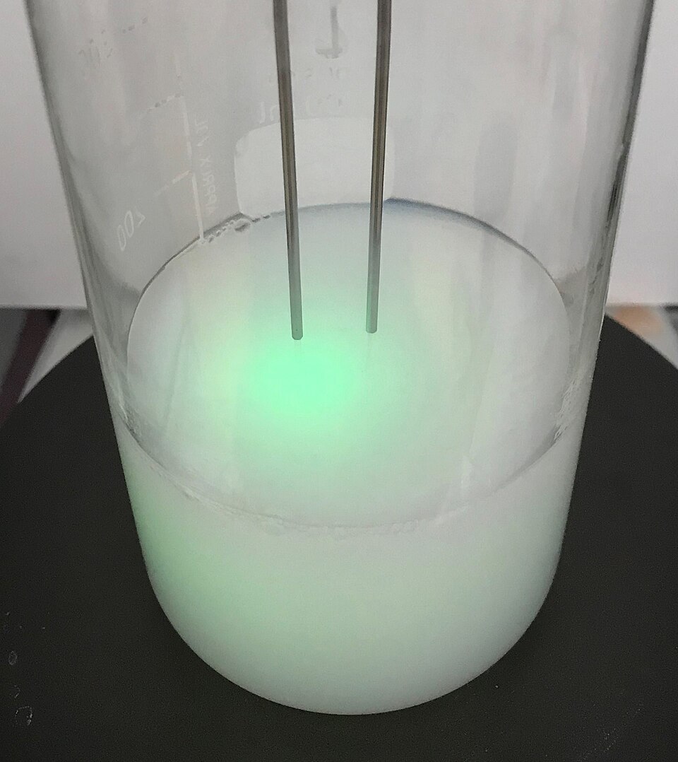 Optical analysis of a turbid dispersion using Photon Density Wave spectroscopy with two fibres attached to a translation stage. One is emitting laser light at a green corresponding wavelength to another acting as detector.
