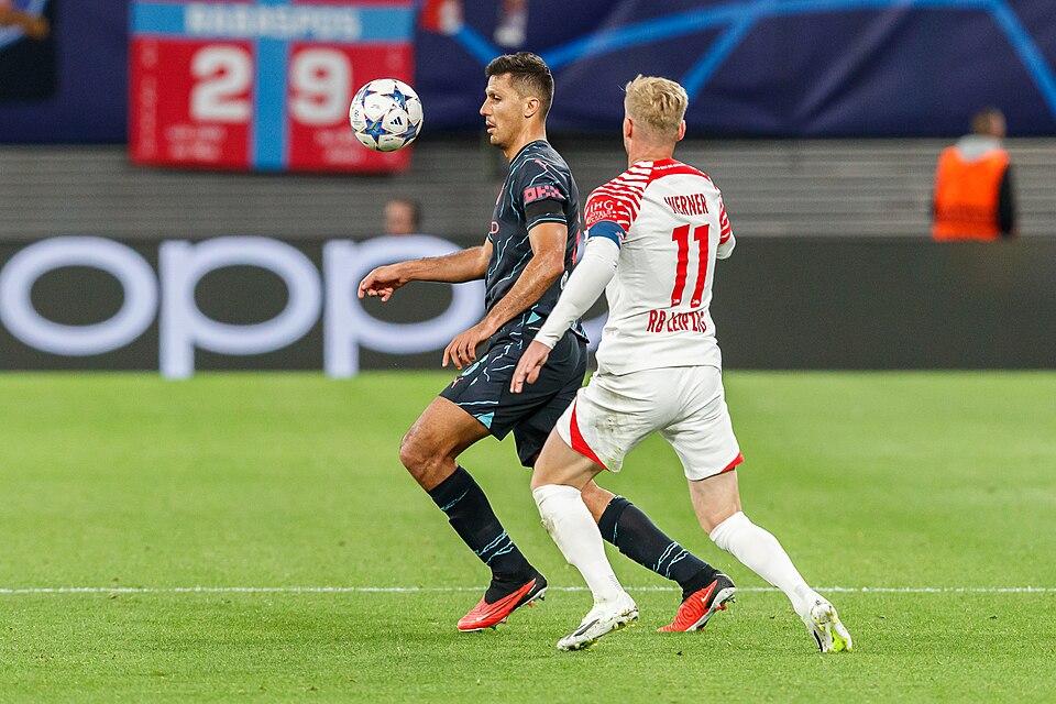 Fußball, Männer, UEFA Champions League, RB Leipzig - Manchester City FC: von links: Rodri (Manchester City, 16), Timo Werner (RB Leipzig, 11)