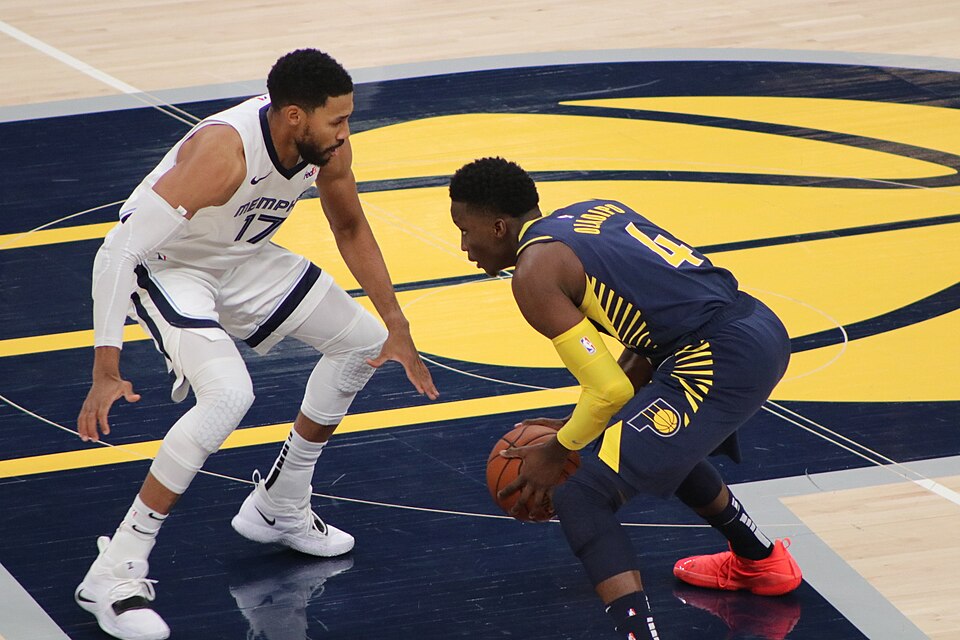 Garrett Temple (left) guards Victor Oladipo, October 2018