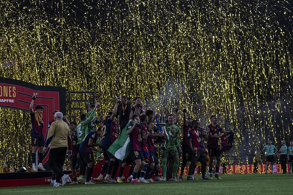 El presidente de la Junta de Andalucía, Juanma Moreno, ha acompañado a Su Majestad el Rey Felipe VI en la final de la Copa del Rey de Fútbol disputada entre el F.C Barcelona y el Real Madrid C.F en el Estadio La Cartuja de Sevilla.
Éste es el sexto año consecutivo que La Cartuja acoge la Final de la