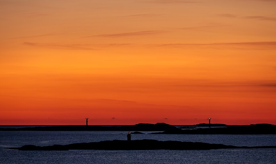 On September 19, the smoke from the 2020 Western United States wildfires reached Sweden. On the news and the weather forecast, we were promised red-tinted sunsets for a while. - Yes we got it. This is the sun setting in the Atlantic as seen from the West Coast of Sweden. Stångehuvud nature reserve,