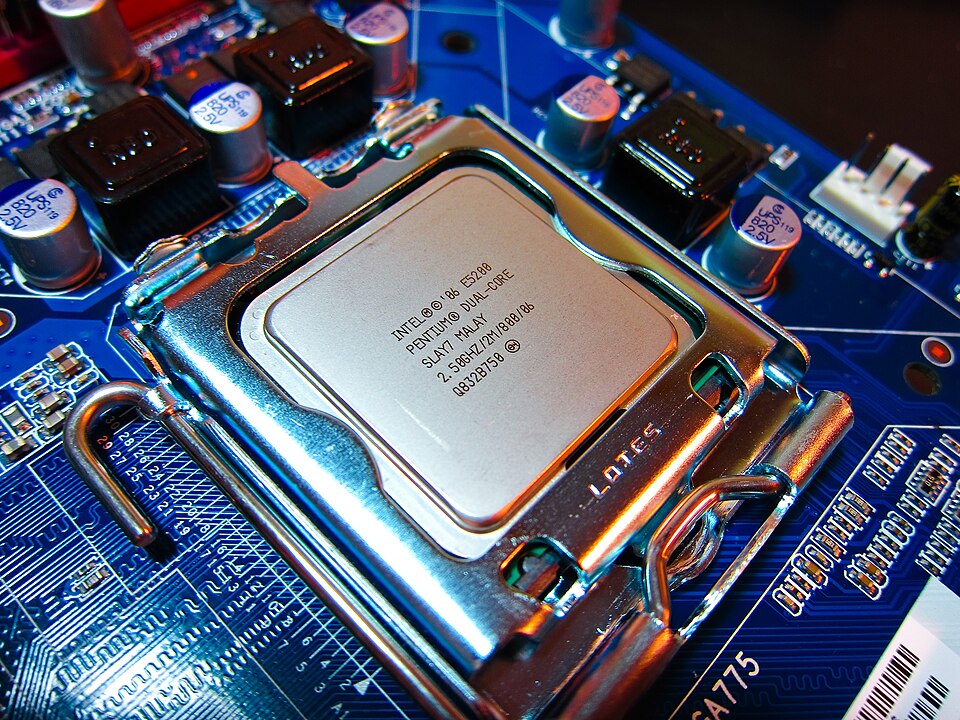 Intel E5200 CPU installed on motherboard