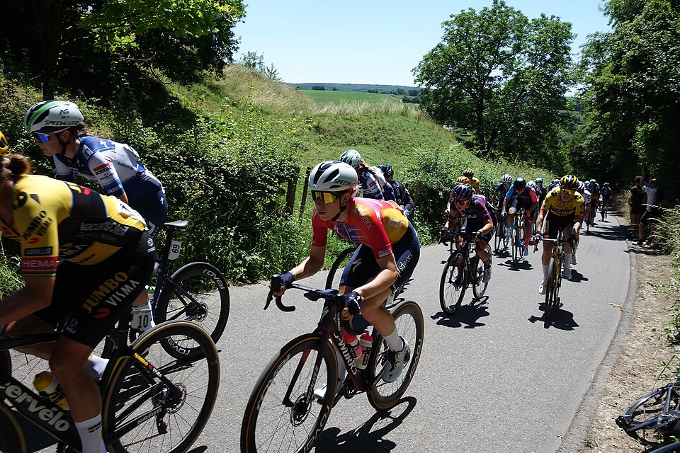 Peloton op de beklimming van de Kruisberg tijdens het Nederlands kampioenschap op de weg op zaterdag 24 juni 2023.