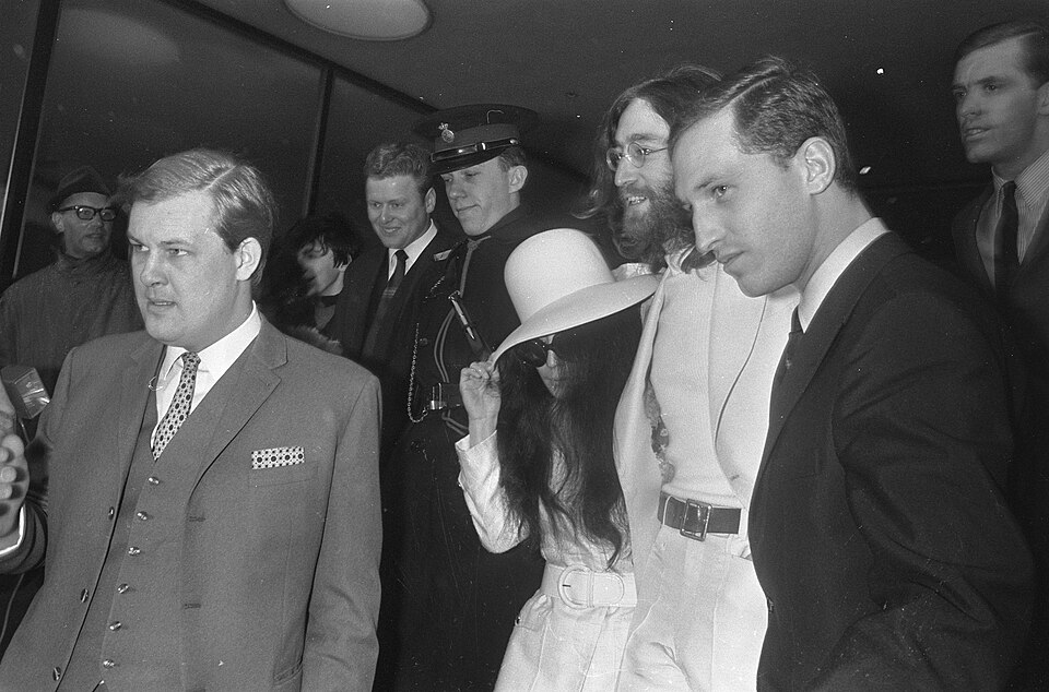 Collectie / Archief : Fotocollectie Anefo
Reportage / Serie : [ onbekend ]
Beschrijving : John Lennon en echtgenote Yoko Ono verlaten het Hilton Hotel te Amsterdam omringd door veiligheidsmensen
Datum : 31 maart 1969
Locatie : Amsterdam, Noord-Holland
Trefwoorden : echtparen, huwelijksreizen, musici