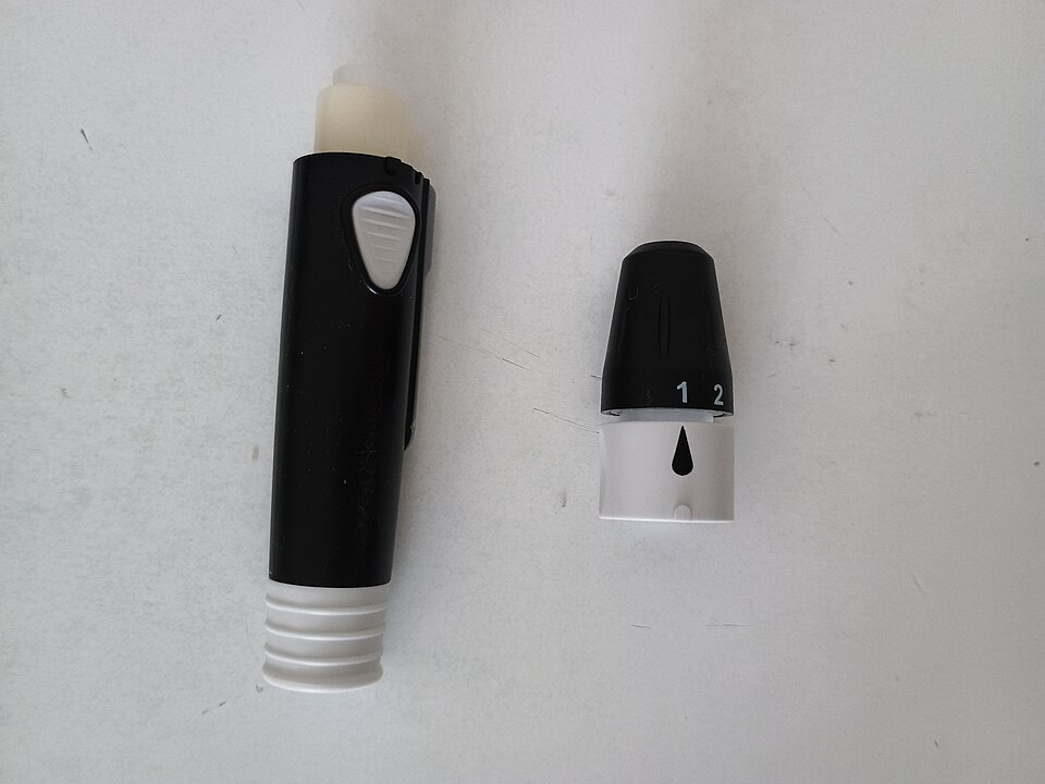 Blood sugar monitor GlucoCheck XL (model TD-4277) and accessories