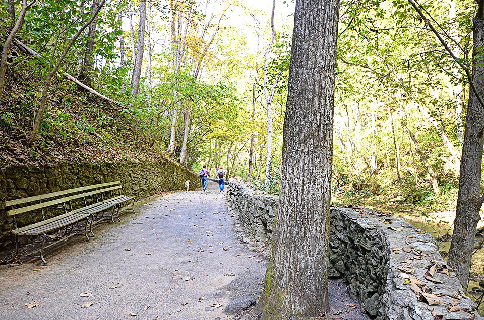 Uploaded by SA
Park info: http://www.dcr.virginia.gov/state-parks/natural-bridge#general_information