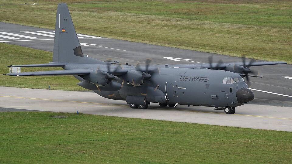 Die Lockheed Martin C-130J-30 Hercules der Luftwaffe der Bundeswehr mit dem Kennzeichen 55+02 rollt auf dem Flughafen Hannover-Langenhagen zur Startbahn 27R.