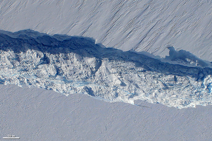 To download the full resolution and other files go to: earthobservatory.nasa.gov/IOTD/view.php?id=76308&amp;src=...
Flying over Antarctica’s Pine Island Glacier in a DC-8 research plane, scientists participating in NASA’s IceBridge mission made a startling discovery on October 14: a massive crack ru