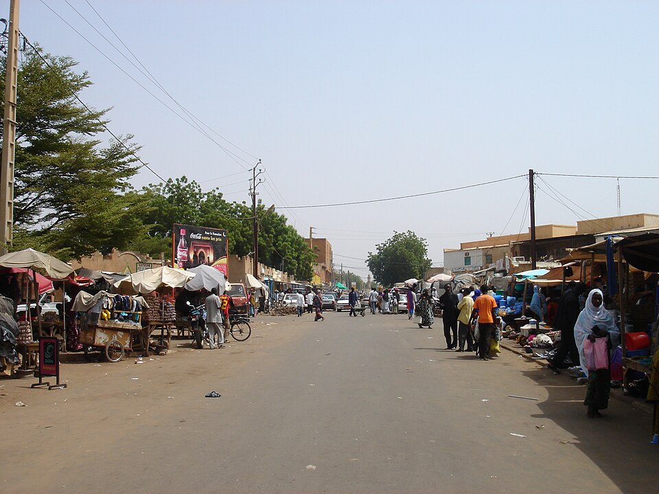 Road with street vendors, Niamey