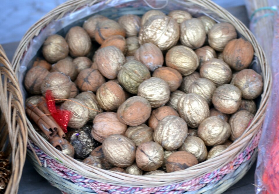 Gemischte Nüsse mit Schale in einer Weidenschüssel. Mixed nuts, in their shells, in a wicker bowl. Sanok 2014