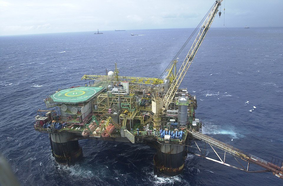 Brasília - Apesar da crise financeira internacional e do conseqüente adiamento da divulgação do Plano de Negócios da Petrobras para o período 2009/2013, a estatal pretende manter o ritmo de investimento, contratando, construindo e colocando em produção 20 plataformas nos próximos anos.