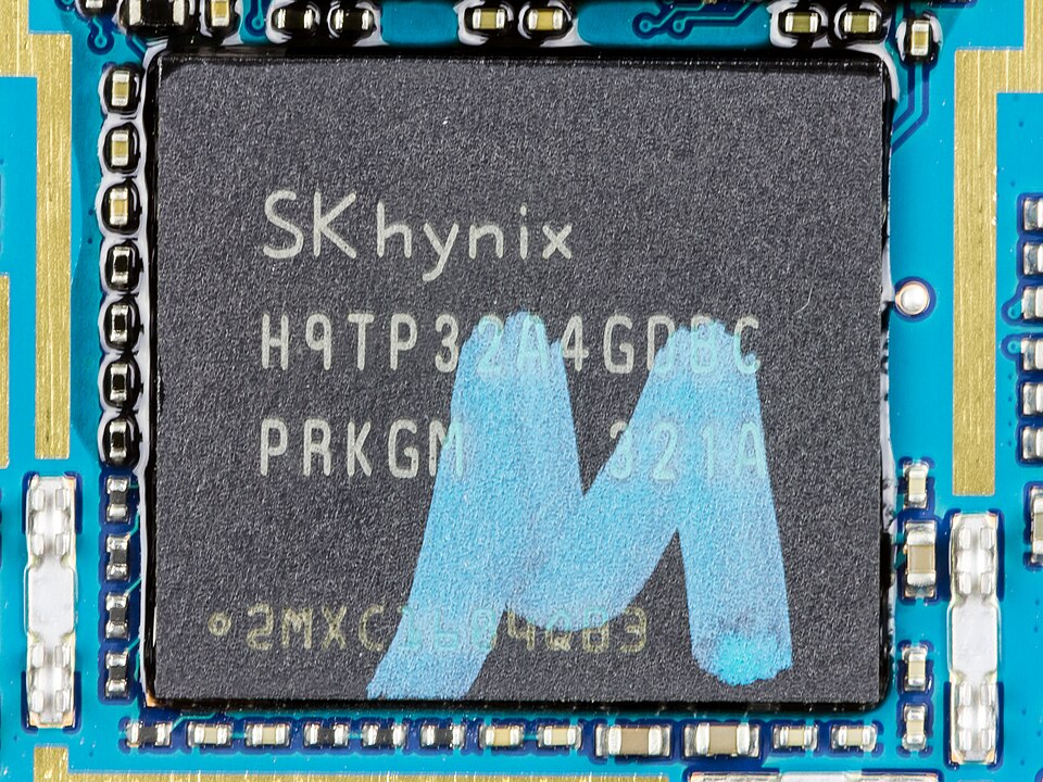 LG E455 Optimus L5 II Dual - SK Hynix H9TP32A4GDBCPR - 4GB eNAND(x8) Flash / 4Gb (x32) LPDDR2-S4B